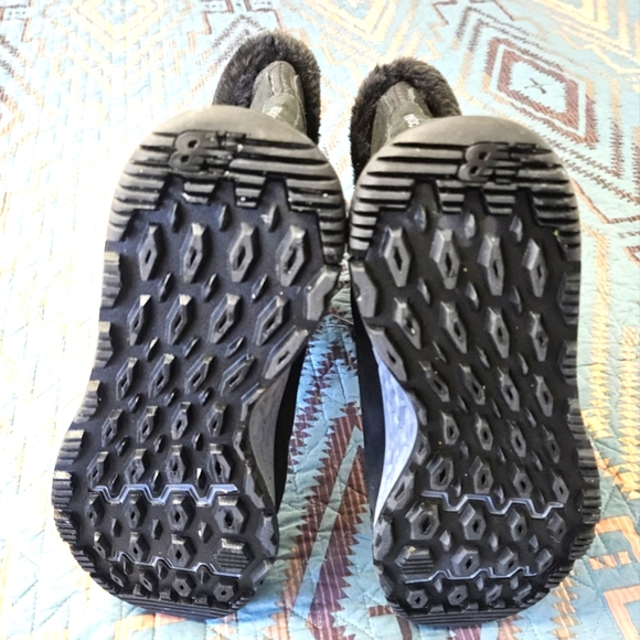 New Balance Women's Black Winter Boots - Picture 4 of 6